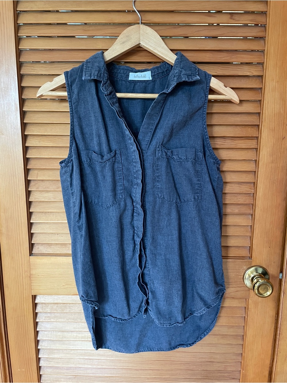 Bella Dahl sleeveless button front collared shirt dark blue gray
